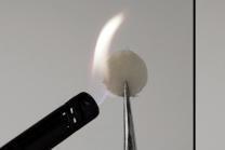 研究人员开发非易燃电解质用盐来防止锂离子电池起火